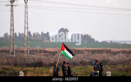 La bande de Gaza. 09Th Feb 2018. Territoires palestiniens, Palestine - des manifestants palestiniens au cours d'affrontements avec les forces de sécurité israéliennes à la périphérie est de la ville de Gaza, près de la frontière avec Israël, le 2 février 2018. Credit : Nidal Alwaheidi/Pacific Press/Alamy Live News Banque D'Images