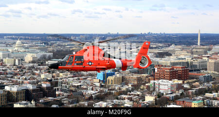 Une Garde côtière MH-65 de l'équipage de l'hélicoptère Dauphin Air Station Atlantic City survole Washington car ils fournissent la sécurité pour l'état de l'Union à Washington D.C., le 30 janvier 2018. Les équipages d'Air Station Atlantic City soutenir la région de la capitale nationale de la défense aérienne (NCRADF) en fournissant de multiples aéronefs pour aider la défense aérospatiale de l'Amérique du Nord (NORAD). U.S. Coast Guard photo de Maître de 3e classe David Micallef Banque D'Images