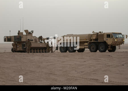 Les soldats du 1er Bataillon, 37e régiment blindé, 2e Brigade Combat Team, 1re Division blindée, Fort Bliss, Texas, ravitailler un M109 de Paladin le 4e Bataillon, 27e Régiment d'artillerie, au cours de l'Union Fer 18-6 aux Emirats Arabes Unis, le 23 janvier 2018. Fer à Repasser Union est un exercice récurrent portant sur la sécurité, interarmes, et le personnel des opérations. Il a été conçu pour renforcer des relations militaires entre les États-Unis et les ÉMIRATS ARABES UNIS des forces terrestres. C'est une occasion de formation pour les deux pays pour construire la compétence tactique dans des zones de mission, acquérir une compréhension de l'autre' Banque D'Images