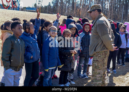 L'Adjudant-chef 5 Ty Mullins, un pilote d'Hélicoptère Lakota UH 72 avec la 449e Brigade d'aviation de théâtre, parle aux élèves de l'école primaire de Rogers Lane Raleigh, Caroline du Nord, après l'atterrissage d'hélicoptères Lakota il pilote là, 31 janvier 2018. L'école a accueilli la garde nationale de Caroline du Nord et de son équipage de l'hélicoptère dans le cadre d'un programme d'enrichissement pour les élèves. Les soldats ont répondu à des questions sur l'avion et a parlé de la compétences en lecture et en mathématiques nécessaires pour effectuer la maintenance de l'avion et d'hélicoptères. ( Banque D'Images