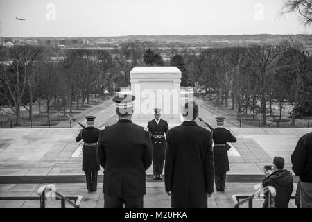 Le Secrétaire à la défense britannique Gavin Williamson (à droite) et le colonel Jerry Farnsworth (à gauche), chef d'état-major de l'armée, les cimetières militaires nationales et Arlington National Cemetery (ANC) montres la relève de la garde sur la Tombe du Soldat inconnu au cimetière national d'Arlington (ANC), Arlington, Virginie, le 1 février 2018. C'est Williamson's première visite à l'ANC, où il a rencontré les hauts dirigeants de l'ANC et a visité l'Amphithéâtre Memorial Afficher prix. (U.S. Army Banque D'Images