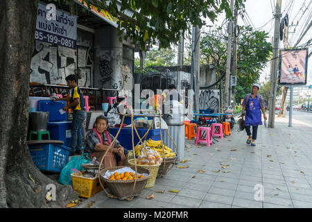 Un vendeur de fruits dans les rues de Bangkok, Thaïlande Banque D'Images