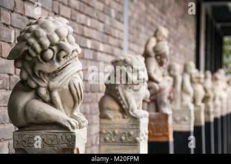 Une ligne de statues semblables à ceux d'une manière sacrée à un tombeau vu dans la zone internationale d'Art de Banpo. Xi'an, province du Shaanxi, en Chine. Banque D'Images