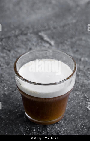 Café Expresso chaud dans le verre avec la mousse blanche Banque D'Images