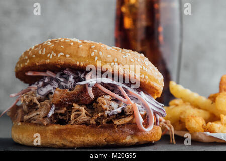 Big tasty burger de porc avec des frites Banque D'Images