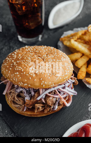 Big tasty burger de porc avec des frites Banque D'Images
