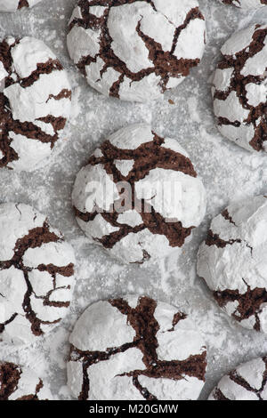 Crinkle Cookies au chocolat maison sur une plaque de cuisson Banque D'Images