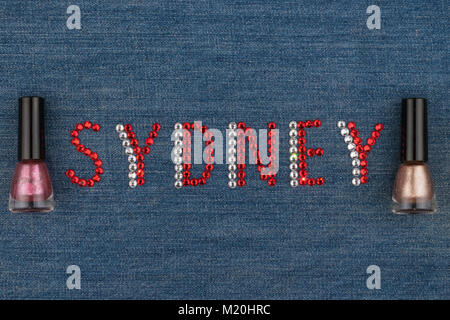 Mot Sydney, fait de strass, incrustés sur le denim. Monde de la mode. Vue de dessus Banque D'Images