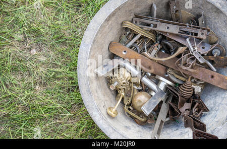 Bol en métal avec différentes garnitures de porte sur un marché aux puces Banque D'Images