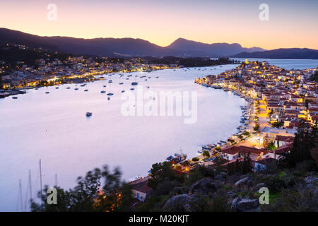 Voir l'île de Poros et Galatas village sur la péninsule du Péloponnèse en Grèce. Banque D'Images