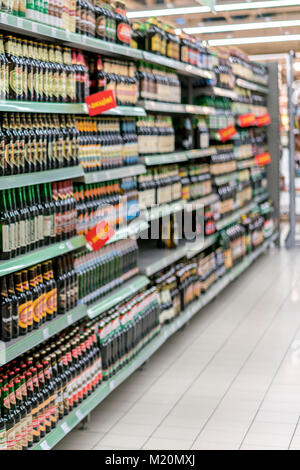 Différents types de bière sur les tablettes dans le supermarché Banque D'Images