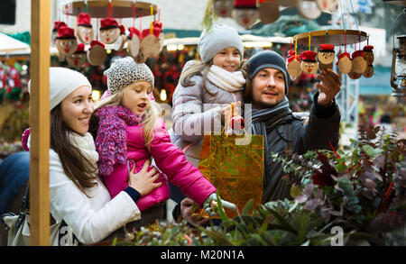 Heureux en famille avec petits enfants l'achat de jouets traditionnels Tio Caga à la juste. Focus on woman Banque D'Images