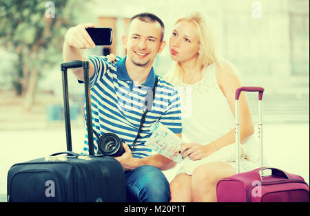 La femme et l'homme prendre des auto photo les vacances d'été en ville cetre Banque D'Images