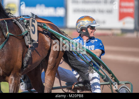 Race Driver faisceau Björn Goop préparer un cheval pour une course. Björn Goop a remporté Prix d'amerique 2018 considérée comme la plus grande course au monde. Banque D'Images