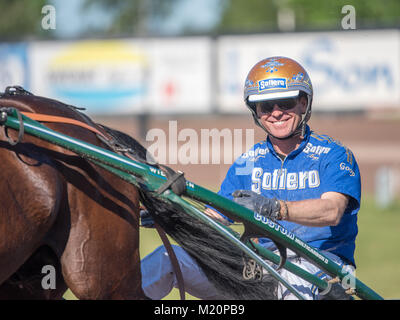 Race Driver faisceau Björn Goop préparer un cheval pour une course. Björn Goop a remporté Prix d'amerique 2018 considérée comme la plus grande course au monde. Banque D'Images