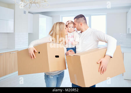 Une famille heureuse se déplace vers un nouvel appartement. Banque D'Images