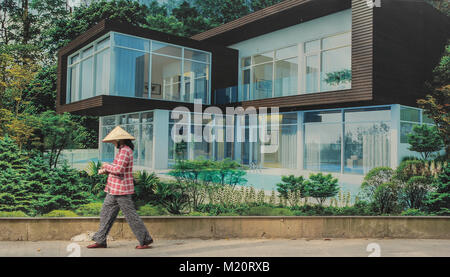 Saigon, Vietnam - Janvier 2014 : personne qui marche en face de luxury real estate property panneau publicitaire à Saigon, Vietnam. Banque D'Images