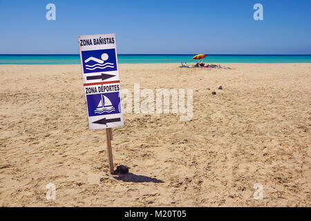 Signe de la zone de baignade sur la plage pour la sécurité des baigneurs par rapport aux bateaux . Sports zone '' et 'salon baigneurs ' écrire en langue espagnole Banque D'Images