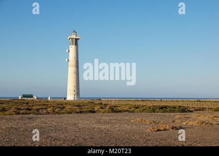 Phare sur Morro Jable Beach sur la Péninsule de Jandia au lever du soleil la lumière, Fuerteventura, Îles Canaries, Espagne Banque D'Images