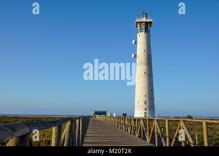 Passerelle en bois pour piétons près de la plage de Morro Jable phare dans le coucher du soleil, la lumière chaude de l'île de Fuerteventura, Espagne Banque D'Images