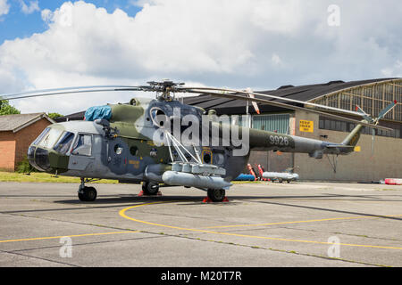 BEAUVECHAIN, BELGIQUE - 20 MAI 2015 : République tchèque de fabrication russe Mil Mi-171 de la Force aérienne et d'attaque de la hanche hélicoptère cargo. Banque D'Images