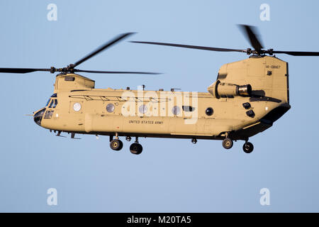 EINDHOVEN, Pays-Bas - OCT 27, 2017 : United States Army Boeing CH-47F Chinook en vol d'hélicoptères de transport. Banque D'Images