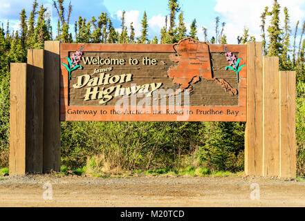 Dalton Highway, Alaska, USA - Le 24 mai 2017 : Les Dalton panneau routier à l'entrée de l'autoroute. Banque D'Images