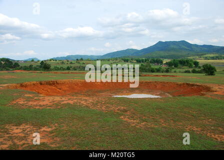 Cratères de bombes dans le pays le plus bombardé place près de la Plaine des Jarres site archéologique à Phonsavan, Laos Banque D'Images