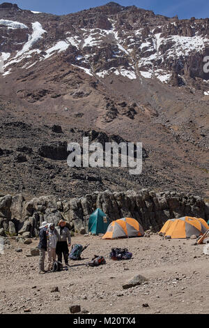 Une longue marche jusqu'Kilimandjaro sur la route du Whisky Banque D'Images