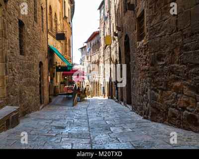 De charmantes petites rues étroites serré de la ville de Volterra en Toscane, Italie, Europe Banque D'Images