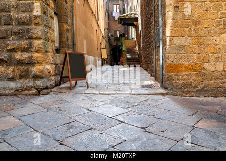 De charmantes petites rues étroites serré de la ville de Volterra en Toscane, Italie, Europe Banque D'Images