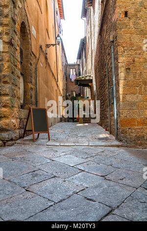 De charmantes petites rues étroites serré de la ville de Volterra en Toscane, Italie, Europe Banque D'Images