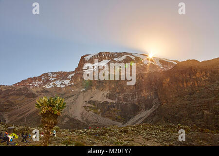 Une longue marche jusqu'Kilimandjaro sur la route du Whisky Banque D'Images