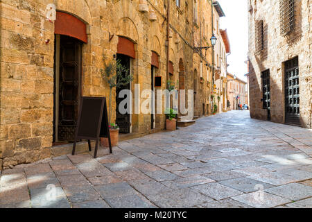 De charmantes petites rues étroites serré de la ville de Volterra en Toscane, Italie, Europe Banque D'Images