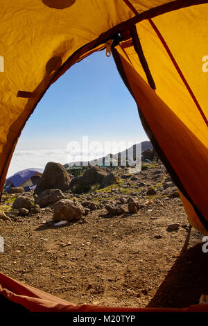 Une longue marche jusqu'Kilimandjaro sur la route du Whisky Banque D'Images