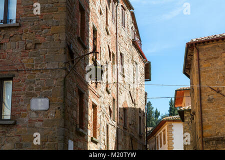 De charmantes petites rues étroites serré de la ville de Volterra en Toscane, Italie, Europe Banque D'Images