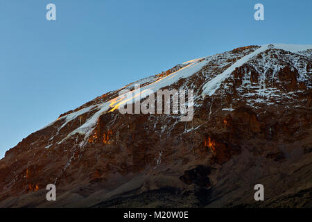 Une longue marche jusqu'Kilimandjaro sur la route du Whisky Banque D'Images