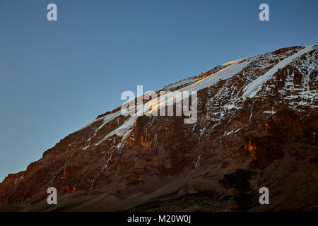 Une longue marche jusqu'Kilimandjaro sur la route du Whisky Banque D'Images