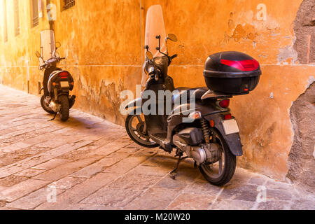 De charmantes petites rues étroites serré de la ville de Volterra en Toscane, Italie, Europe Banque D'Images