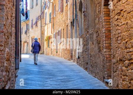 De charmantes petites rues étroites serré de la ville de Volterra en Toscane, Italie, Europe Banque D'Images