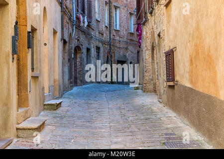 De charmantes petites rues étroites serré de la ville de Volterra en Toscane, Italie, Europe Banque D'Images