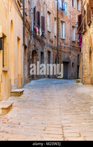 De charmantes petites rues étroites serré de la ville de Volterra en Toscane, Italie, Europe Banque D'Images