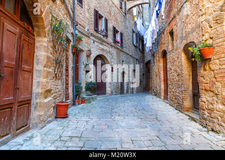 De charmantes petites rues étroites serré de la ville de Volterra en Toscane, Italie, Europe Banque D'Images