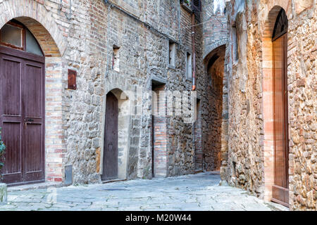 De charmantes petites rues étroites serré de la ville de Volterra en Toscane, Italie, Europe Banque D'Images