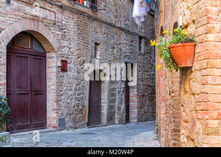 De charmantes petites rues étroites serré de la ville de Volterra en Toscane, Italie, Europe Banque D'Images