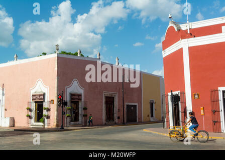 Valladolid, Yucatan, 22th mai 2017 Mexique, Une architecture coloniale rouge dans la rue Banque D'Images