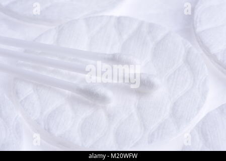 Les disques de coton cosmétiques et les bourgeons close-up Banque D'Images