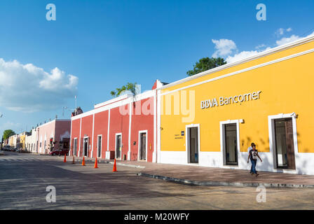 Valladolid, Yucatan, 22th mai 2017 Mexique, Une architecture coloniale rouge et jaune dans la rue Banque D'Images