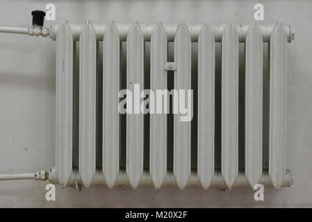 Vieux radiateur en fonte Banque D'Images