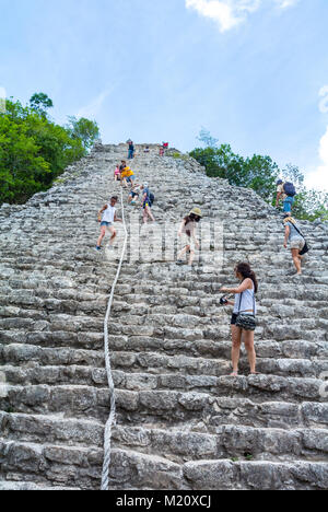 Coba, Quintana Roo, Mexique, les touristes grimpent sur une pyramide de Coba. Editorial uniquement. Banque D'Images